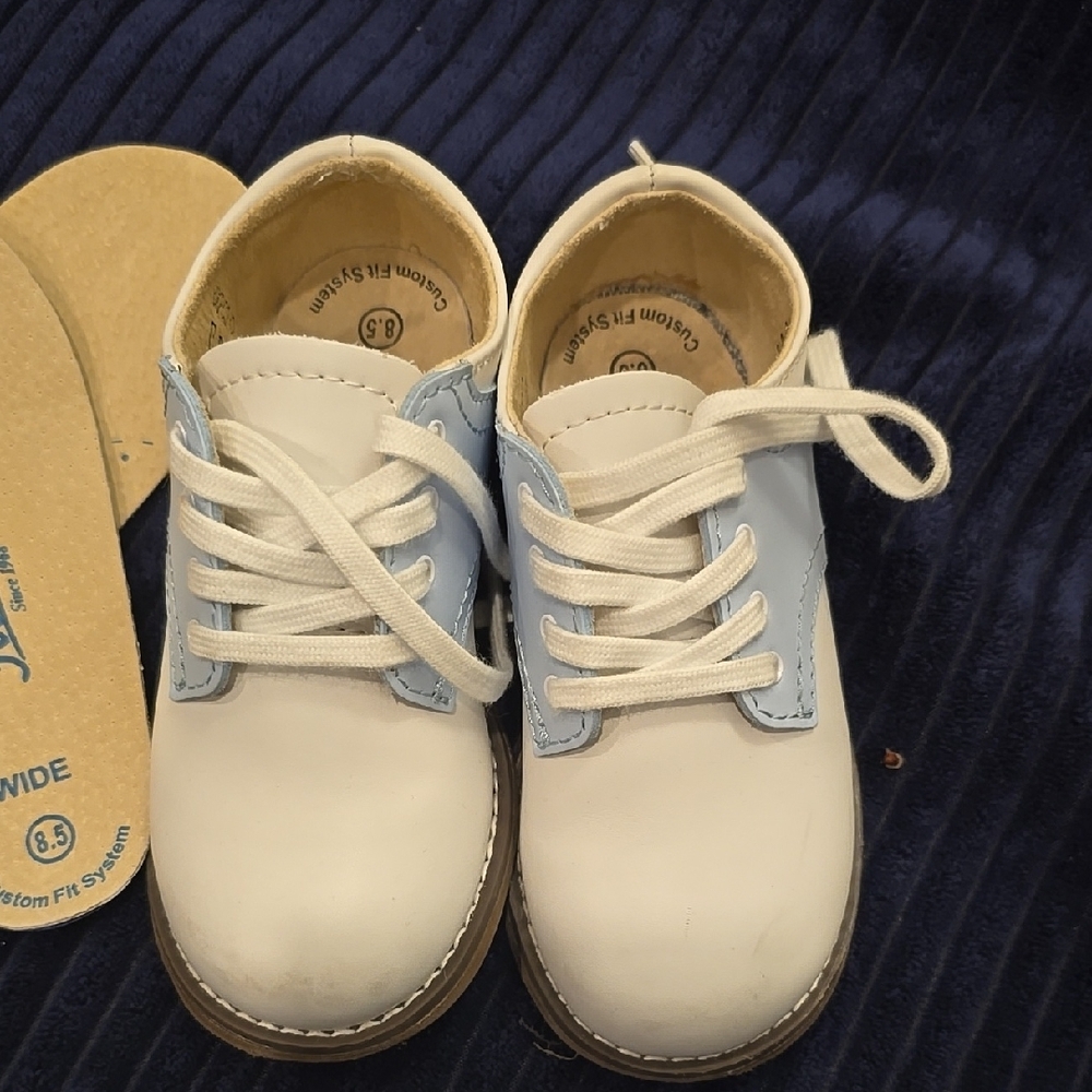 FootMates White and Blue Dress Shoes with Classic Oxford Style